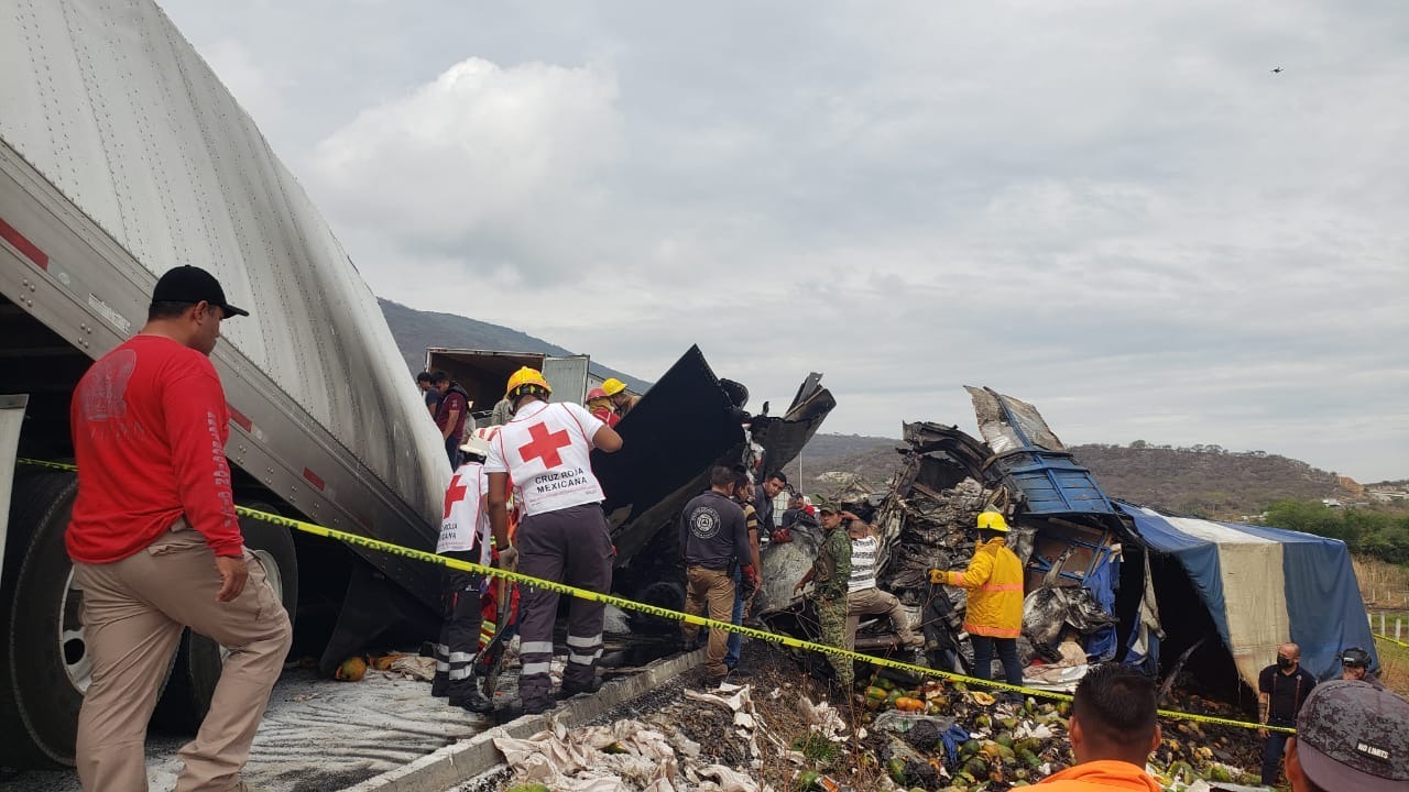 Chocan 2 tráileres de frente en la Siglo 21; un muerto y 3 heridos ...