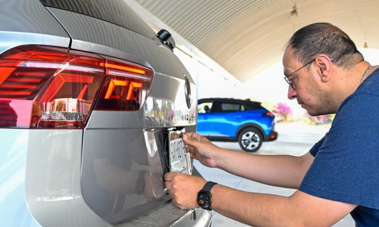 Aprovechan automovilistas fin de semana para realizar canje de placas
