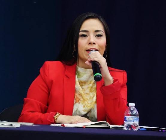 Ya de salida, un auto para Isela; solicitó préstamo de 450 mil