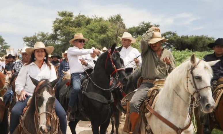 Lo critica pero Juan Ángel y Urióstegui se saludan durante cabalgata