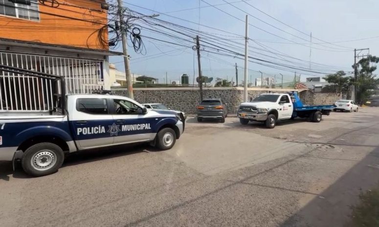 Los persiguen en camioneta robada; huyen y se recupera unidad