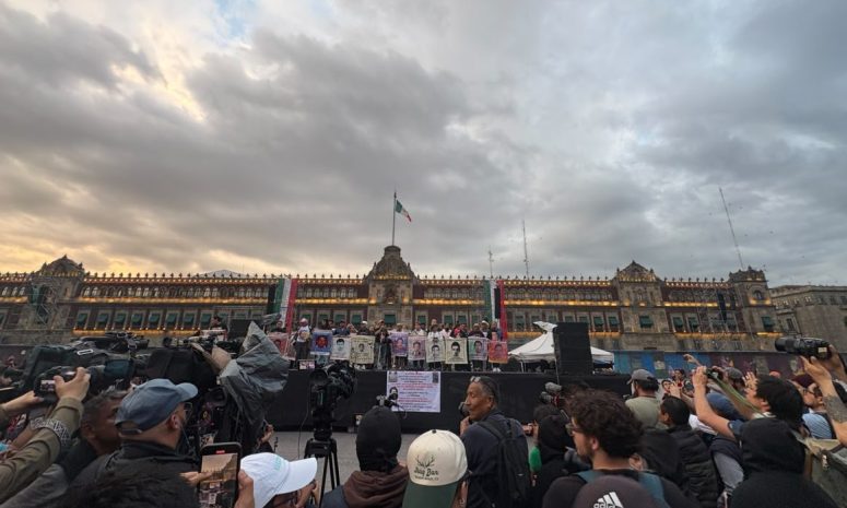 Retumba el Zócalo de CDMX por justicia para los 43 de Ayotzinapa