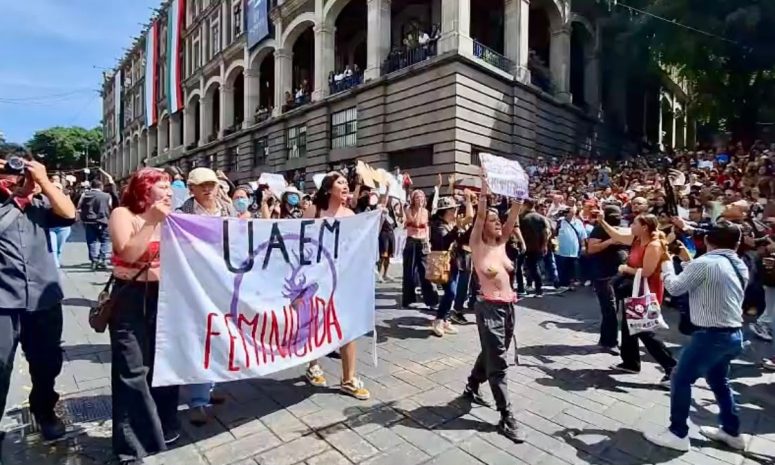 Colectivos protestan durante desfile en Cuernavaca