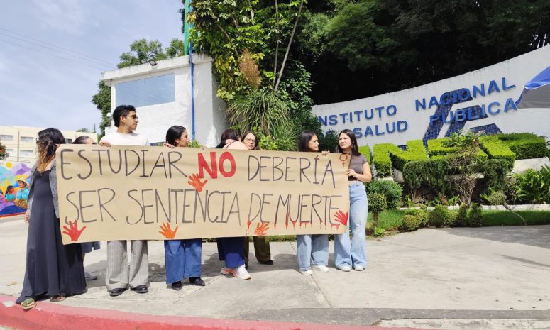 Protestan estudiantes de la UAEM en Cuernavaca