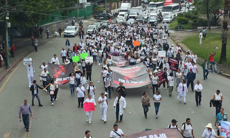 Denuncian médicos falta de personal e insumos en el IMSS Morelos