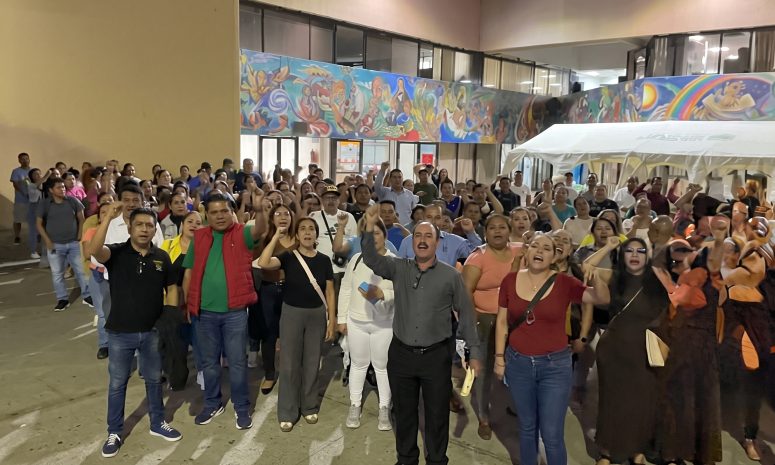 Sigue el conflicto en el IEBEM; docentes vuelven a tomar las  instalaciones