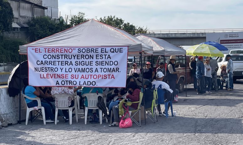 Exigen ejidatarios de Chipitlán pago por tierras de autopista