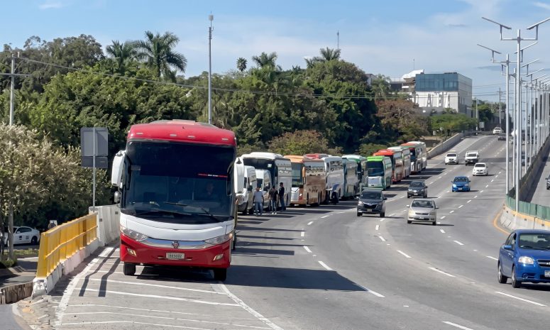 Se concentran transportistas en la Autopista del Sol sin bloquear