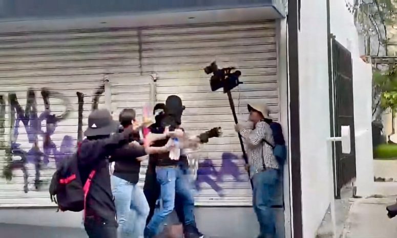 Condenan periodistas agresiones durante marcha del 2 de octubre
