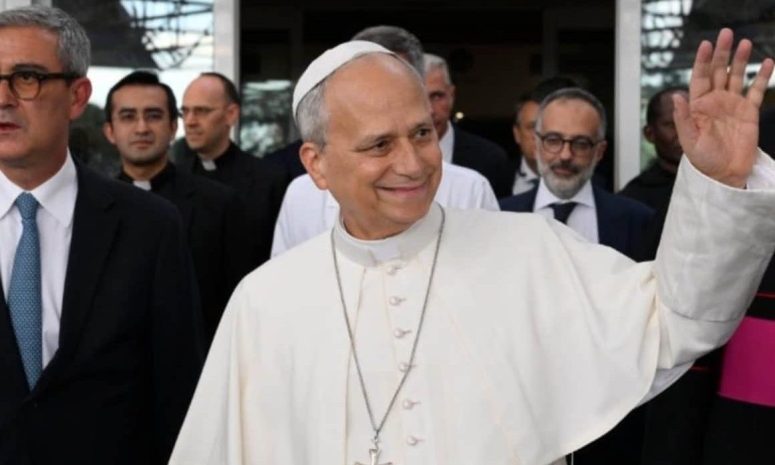 Recibe alta médica el papa León XIV y regresa al Vaticano